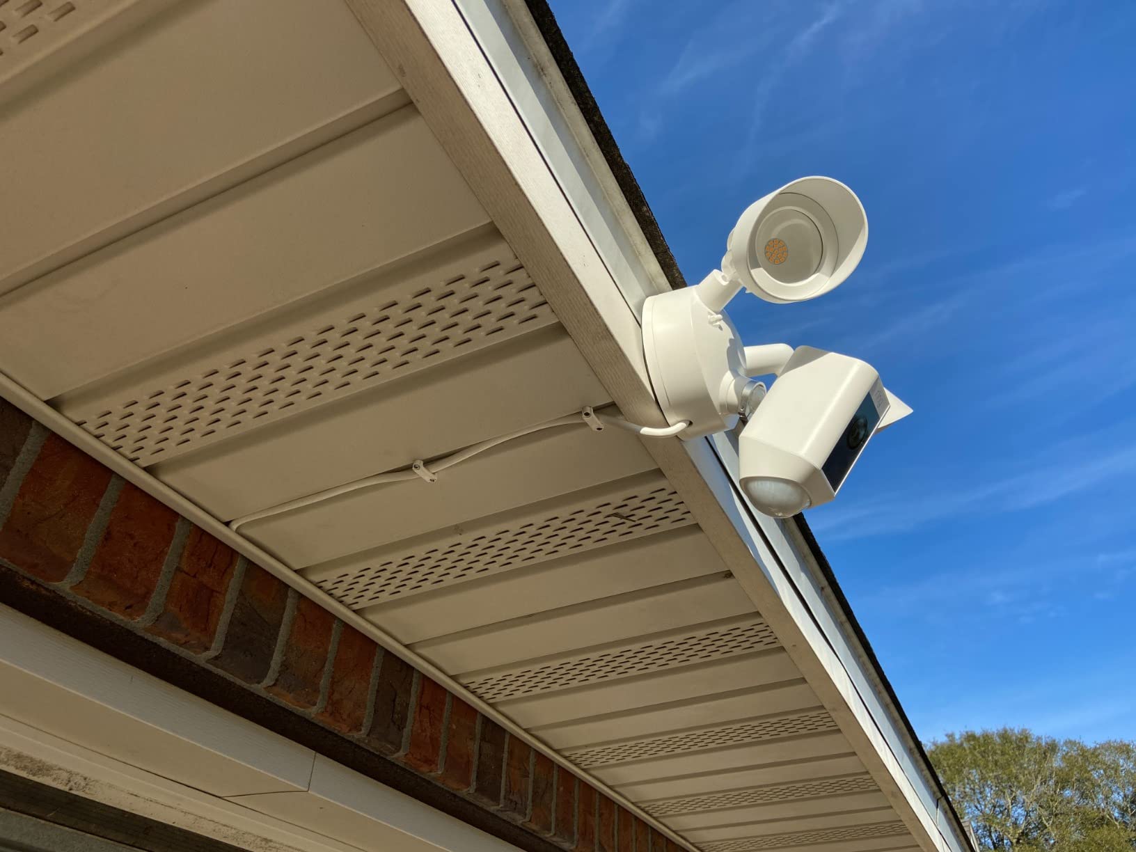 Ring Floodlight Cam Plus with Plug-In Mount - Plug-in power Outdoor Camera, 1080p Video, Live View with Color Night Vision, Two-Way Talk, Siren, Motion detection and alerts, Works with Alexa | White customer photo 2
