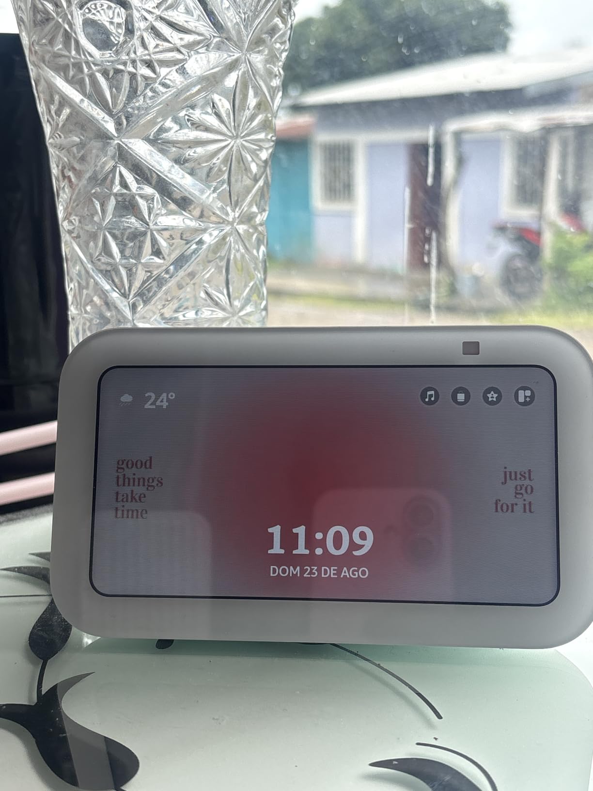 Amazon Echo Show 5 (newest model), Smart display, Designed for Alexa+, 2x the bass and clearer sound, Charcoal customer photo 2