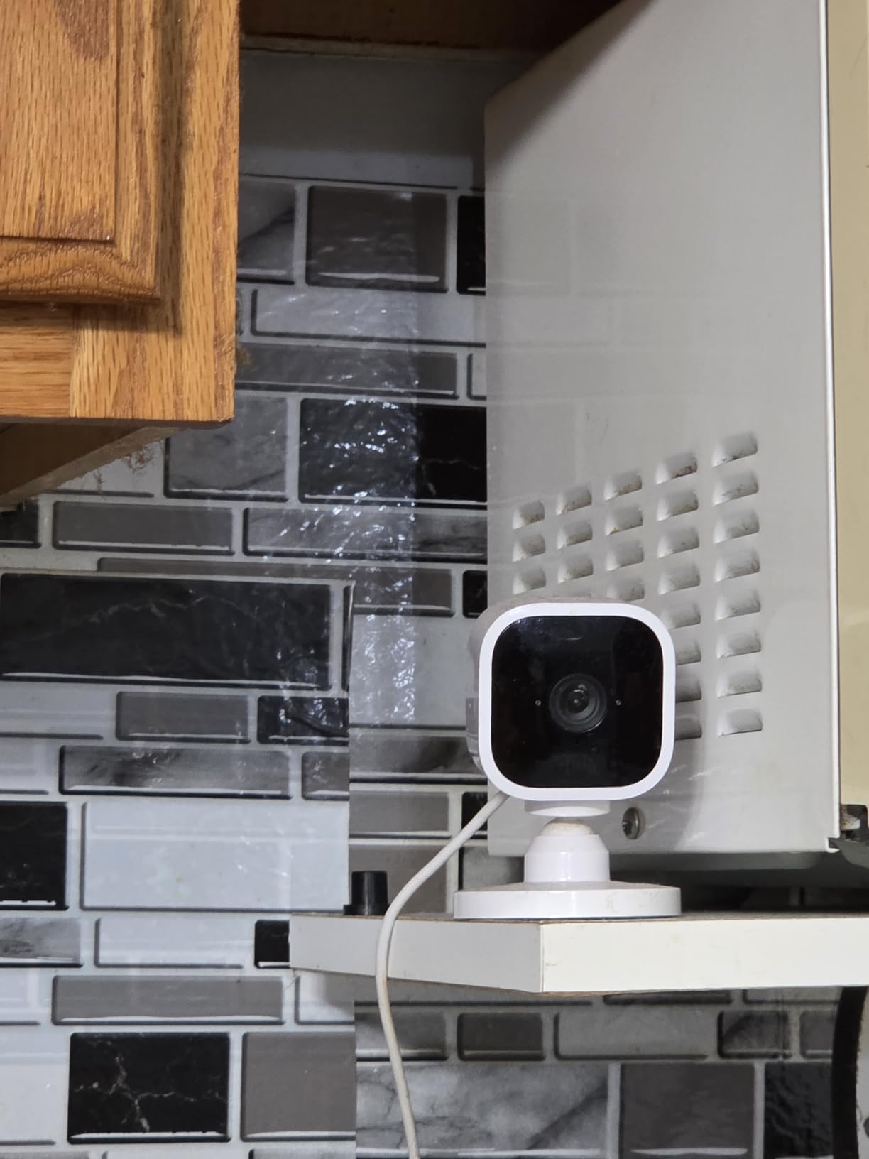 Blink Mini - Compact indoor plug-in smart security camera, 1080p HD video, night vision, motion detection, two-way audio, easy set up, Works with Alexa – 1 camera (Black) customer photo 2