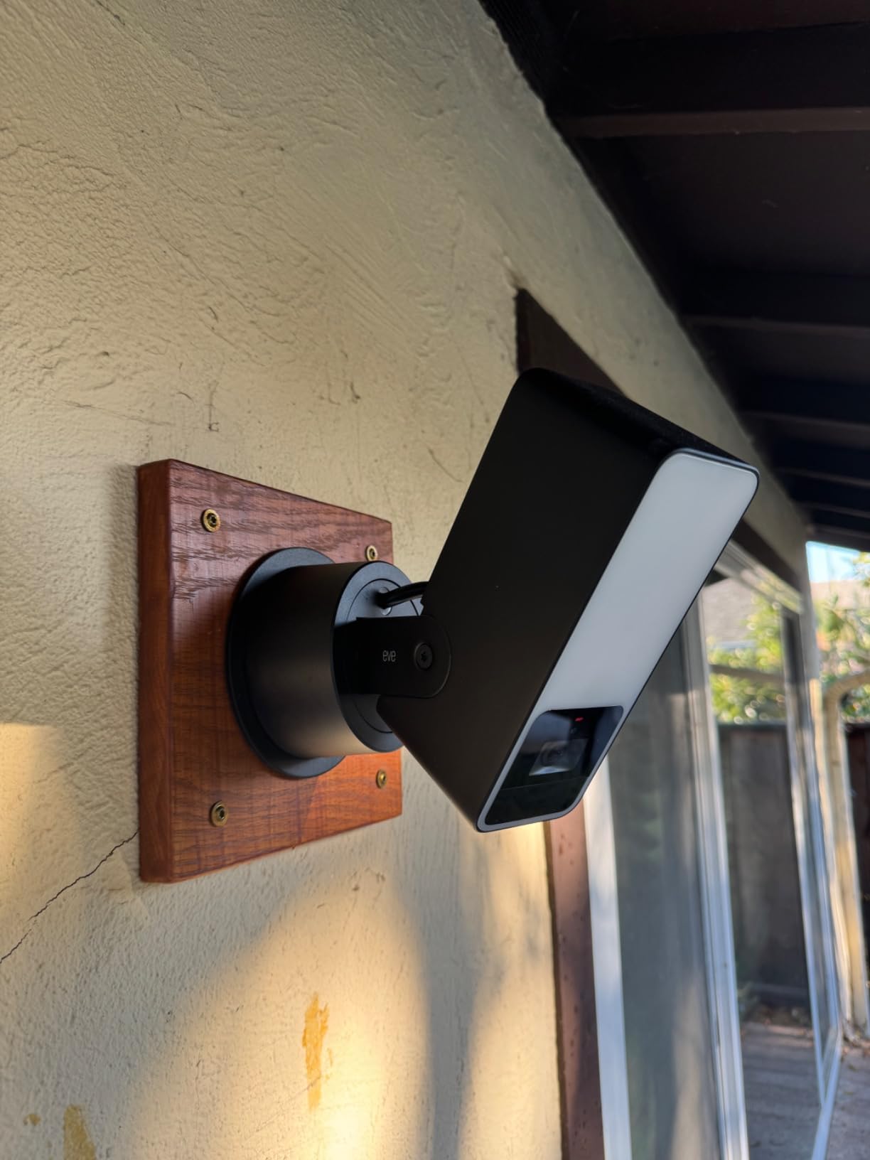 Eve Outdoor Cam - Secure floodlight Camera, Maximum Security & Privacy (HomeKit Secure Video), 1080p, Night Vision, Wi-Fi (2.4 GHz), Motion Sensor, Two-Way Communication, People/pet/Vehicle Detection customer photo 2
