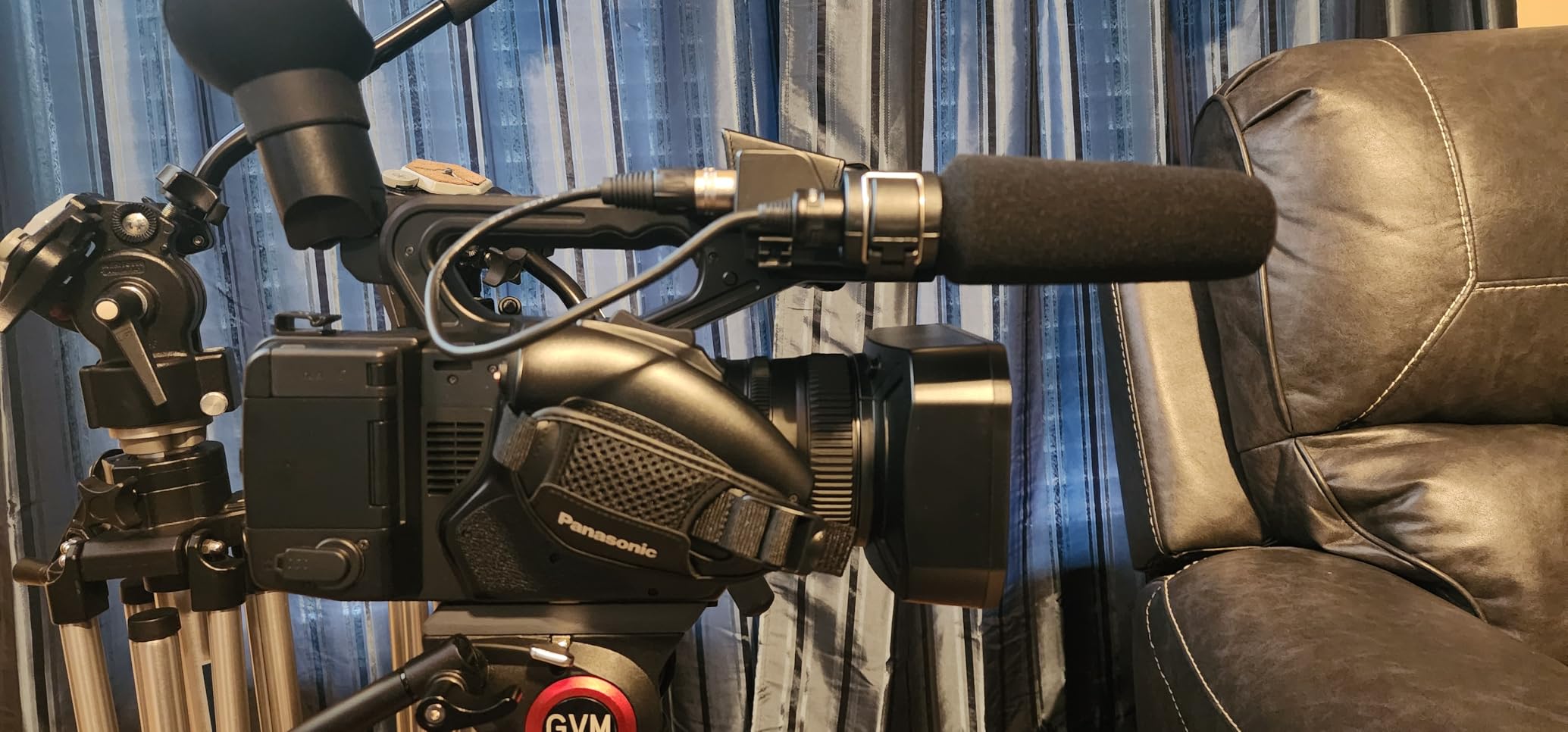 Panasonic Camcorder, Professional Quality 4K 60p, 1.0-inch Sensor, 24.5mm Wide-Angle Lens and Optical 20x Zoom, Great for News, Interviews, and Events - HC-X20 customer photo 1