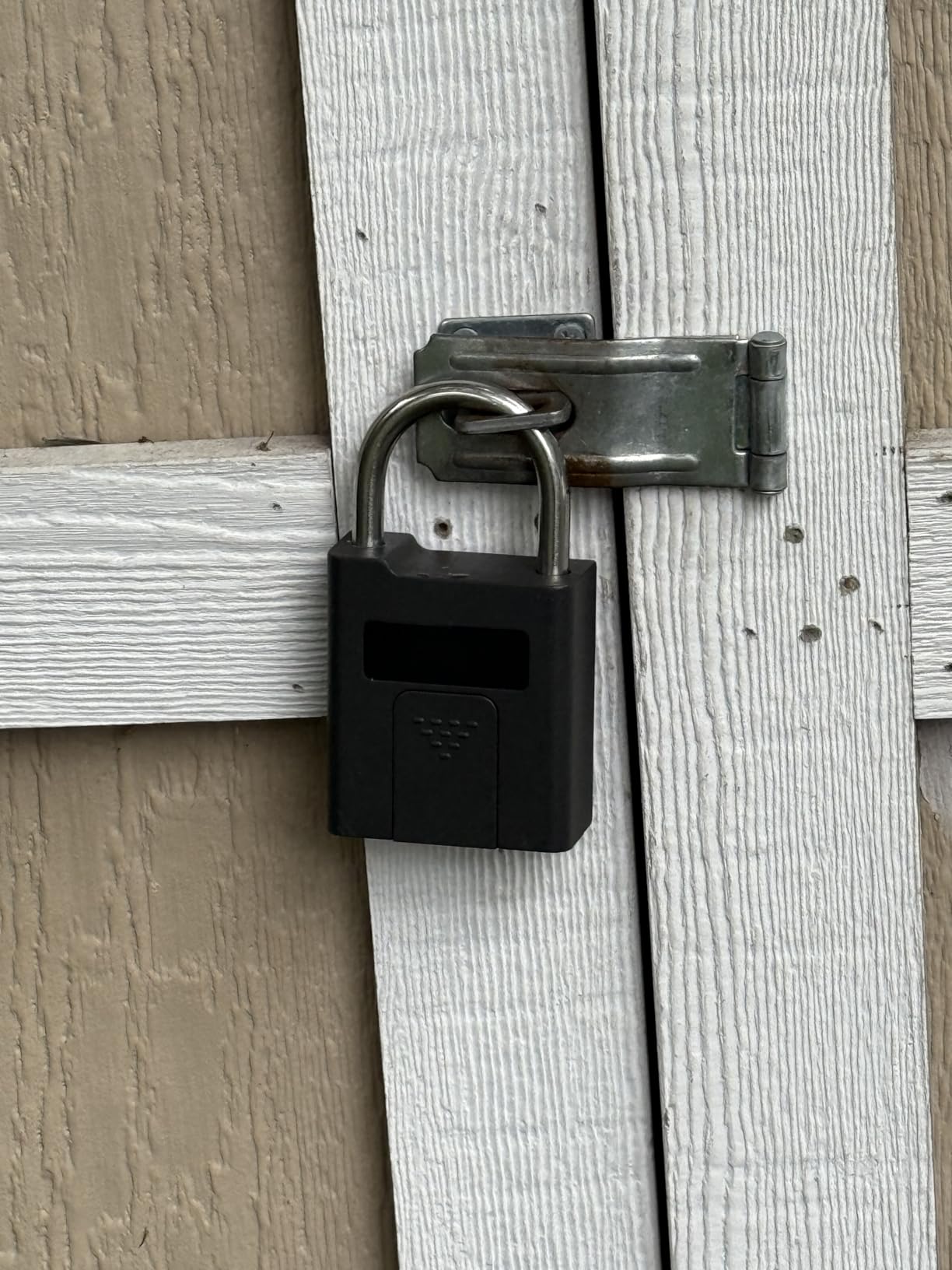 eLinkSmart Fingerprint Padlock with Key Backup, Heavy Duty Weatherproof Bluetooth Biometric Keyless Electronic Digital Smart Pad Lock for Gate Outdoor Fence Storage Locker Pool Shed customer photo 1