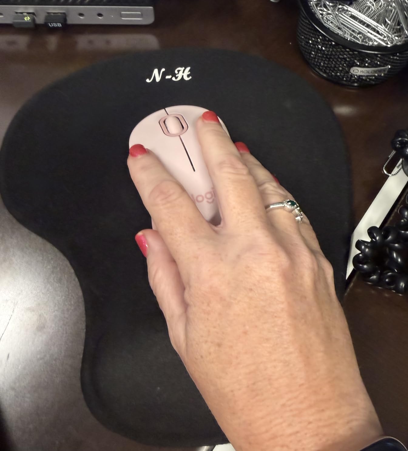 Logitech Signature M550 Wireless Mouse Small to Medium Sized Hands - Black customer photo 1