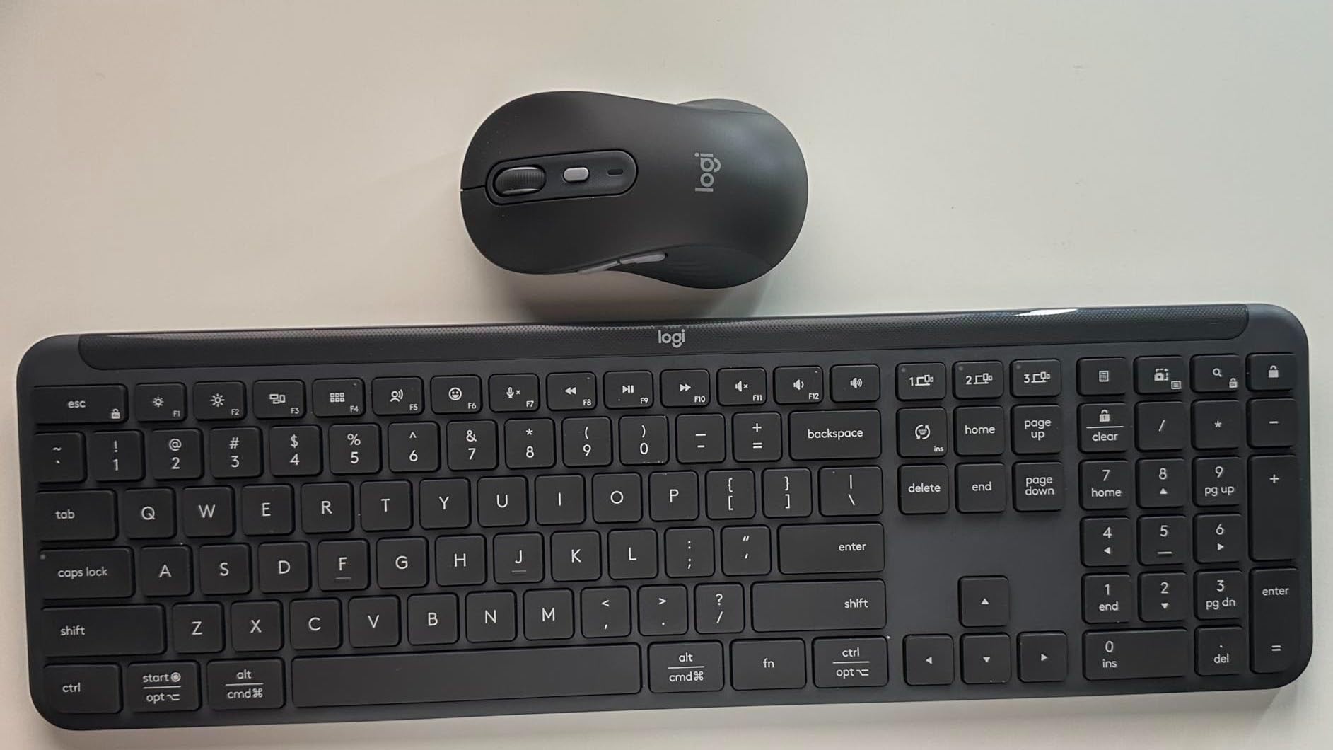 Logitech Signature Slim K950 Wireless Keyboard with Quiet Typing - Graphite customer photo 1