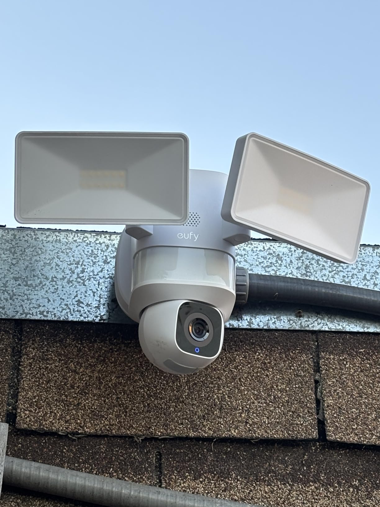 eufy Floodlight Camera E30, 2K, AI Detection & Tracking, Outdoor | 360° Coverage, Pan & Tilt, 2000 Lumens, Built-in Siren, 24/7 Recording, 2.4GHz Wi-Fi, No Monthly Fee customer photo 2