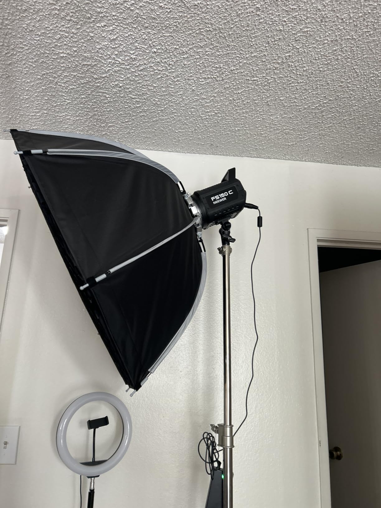 NEEWER FS300C 300W RGB LED Video Light with App/2.4G Control | 17 Effects, 2500K-7500K, 29000Lux/1m COB Continuous Output Lighting, CRI95+/TLCI97+, Bowens Mount Spotlight for Studio Shoots customer photo 1