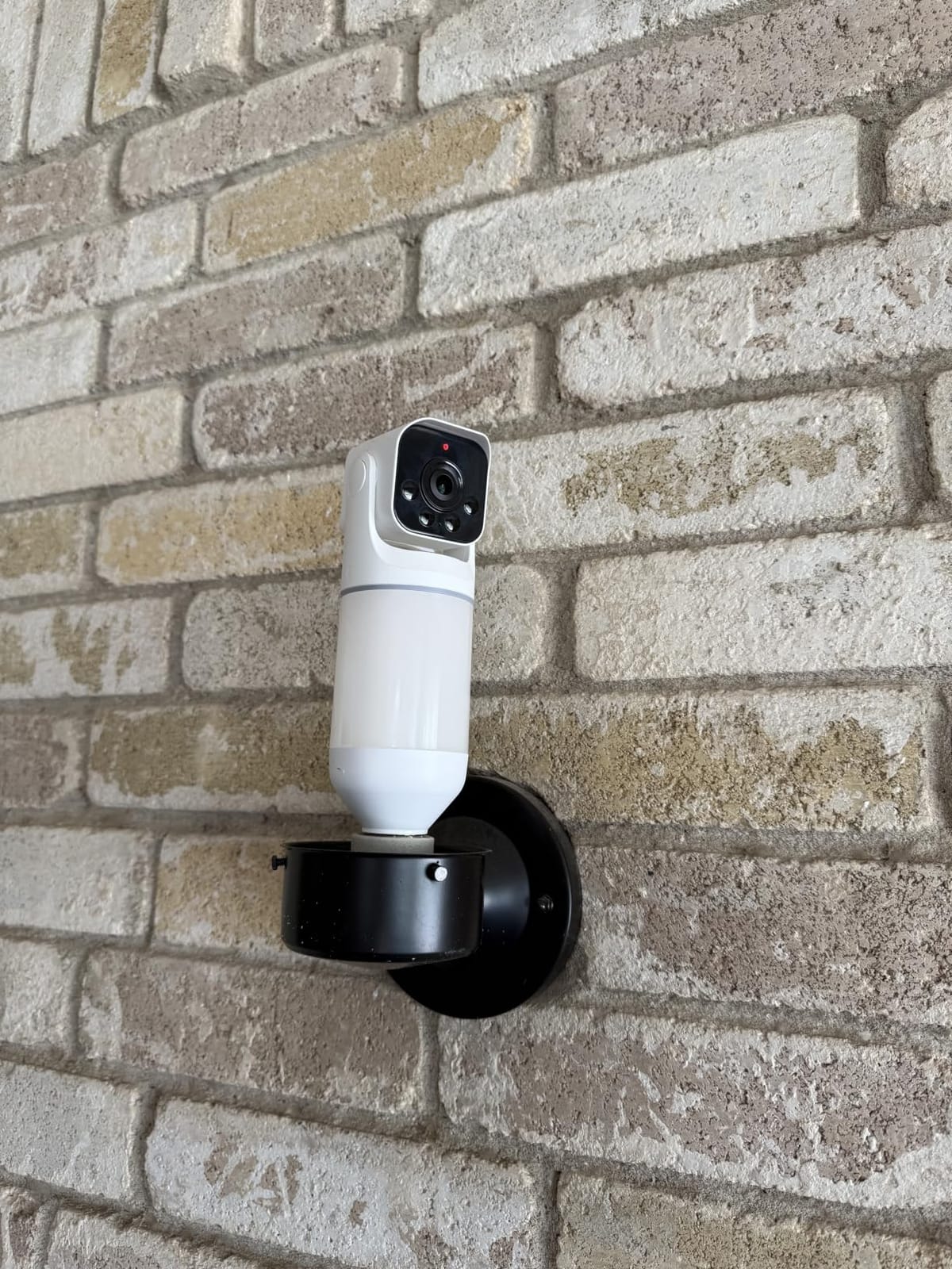 WYZE Bulb Cam - 2K HD Smart Light Bulb Security Camera, E26 Socket | Color Night Vision, 800-Lumen Dimmable LED, 160° Wide View, Motion Detection & Siren, Works with Alexa & Google Assistant customer photo 1