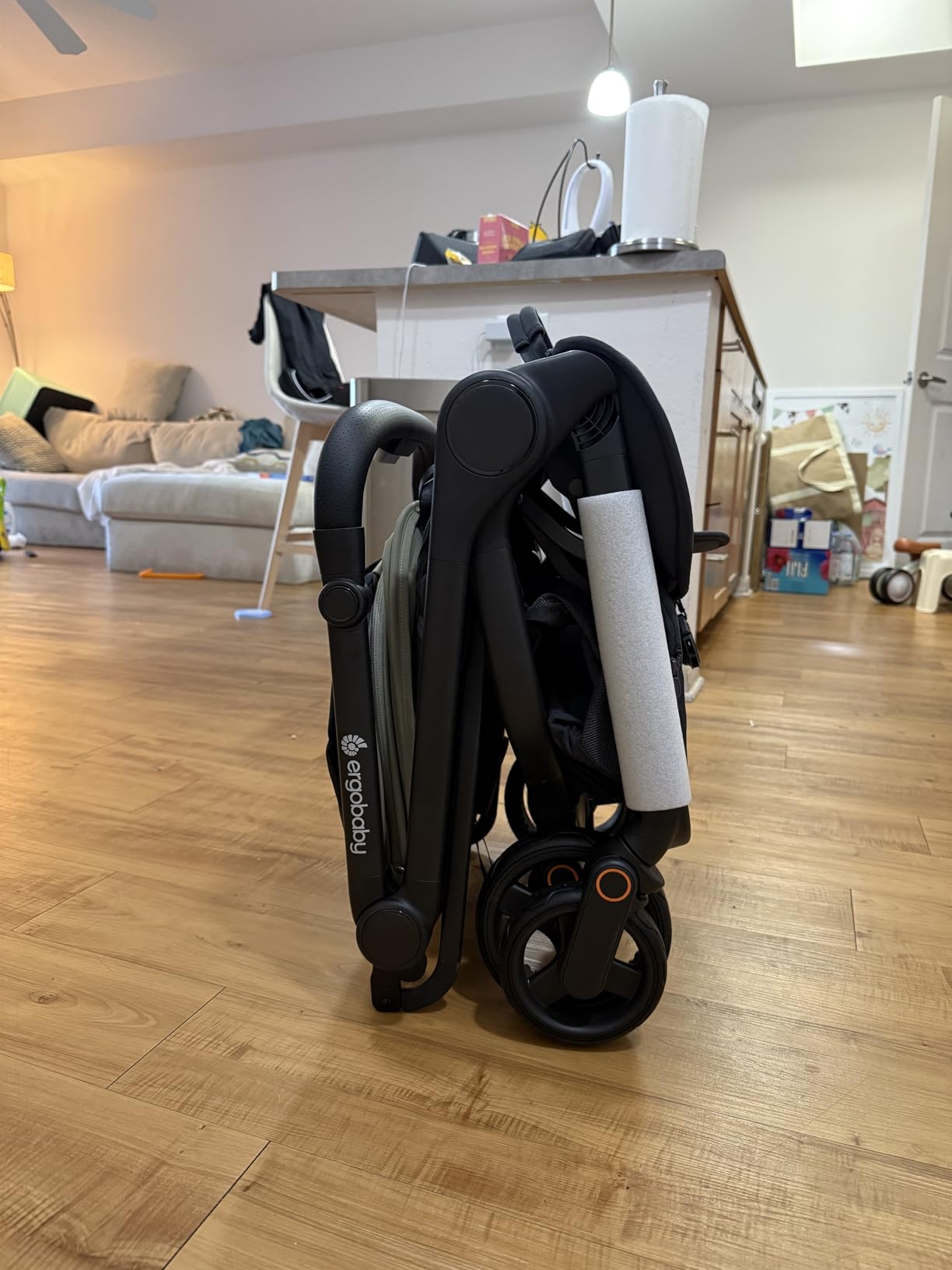 Ergobaby Metro 3 Baby Stroller for Newborns, Infants, and Toddlers | Compact Travel Stroller with One-Hand Fold, Near-Flat Recline, Adjustable Handlebar, Onyx Black customer photo 1
