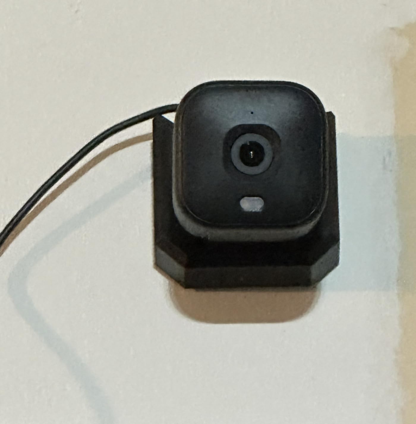 Blink Mini 2K+ (newest model) - Plug-in Home & Pet Indoor Security Camera with 2K video resolution, night vision, enhanced audio, motion detection - 1 camera (Black) customer photo 1