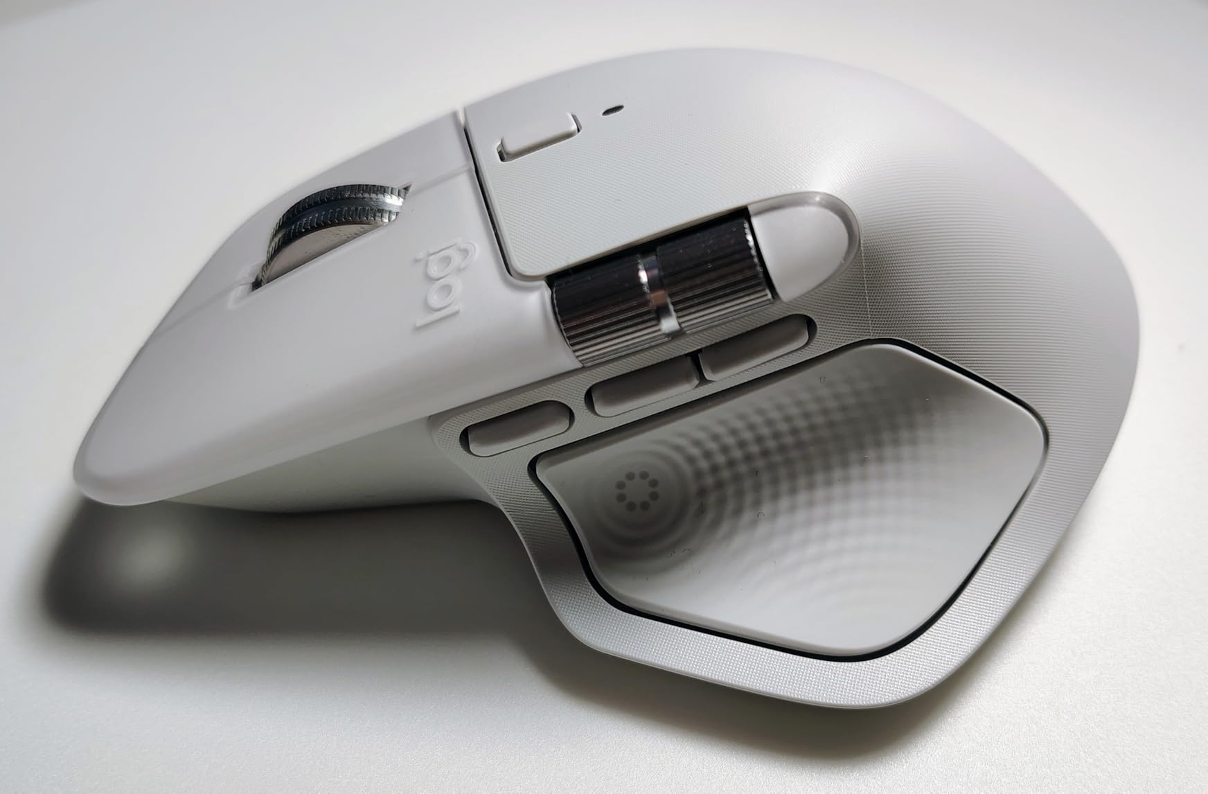 MX Master 4 for Mac, Ergonomic Bluetooth Mouse with Advanced Performance Haptic Feedback, Ultra-Fast Scrolling, USB-C Charging - Space Black customer photo 1