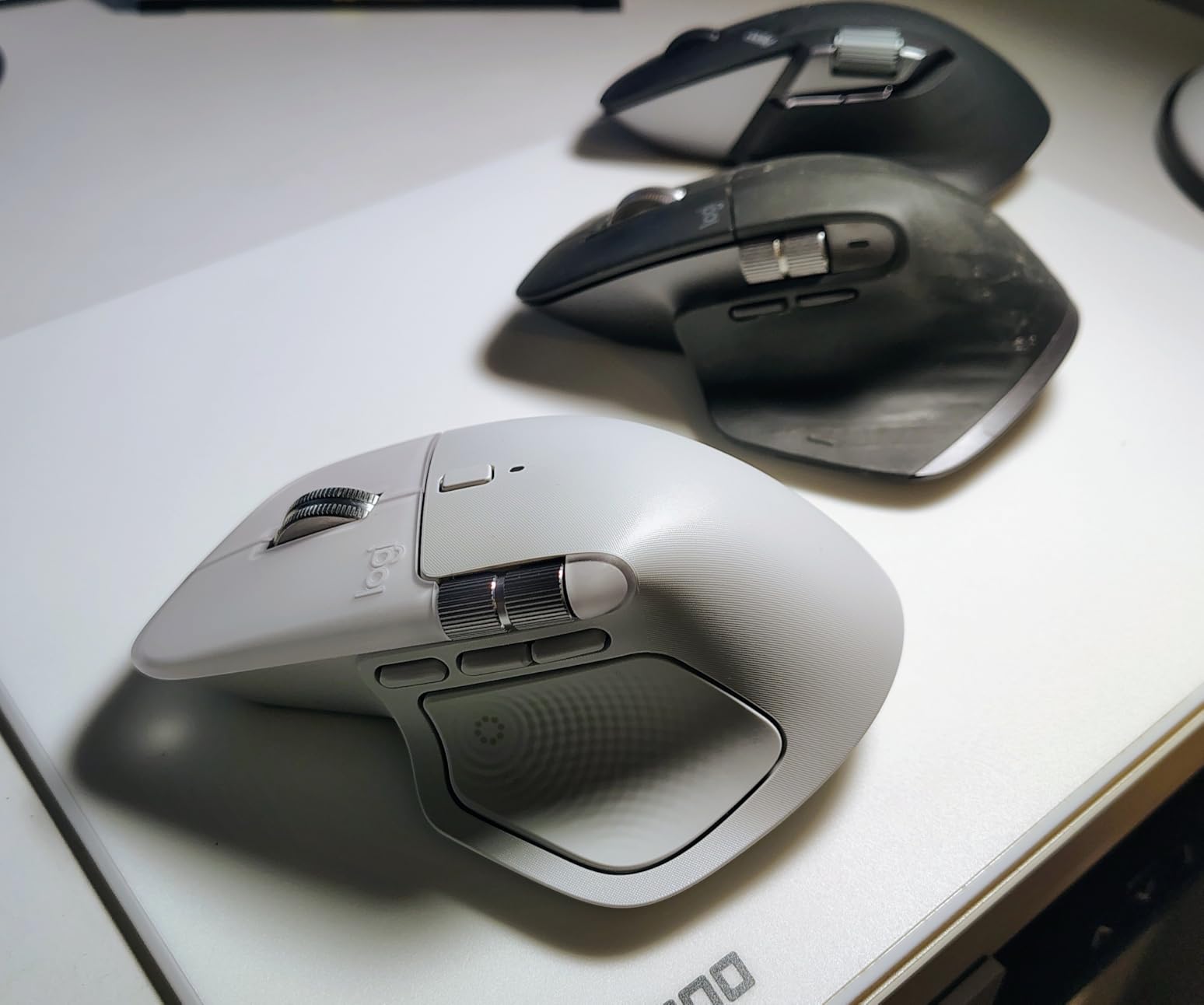 MX Master 4 for Mac, Ergonomic Bluetooth Mouse with Advanced Performance Haptic Feedback, Ultra-Fast Scrolling, USB-C Charging - Space Black customer photo 2