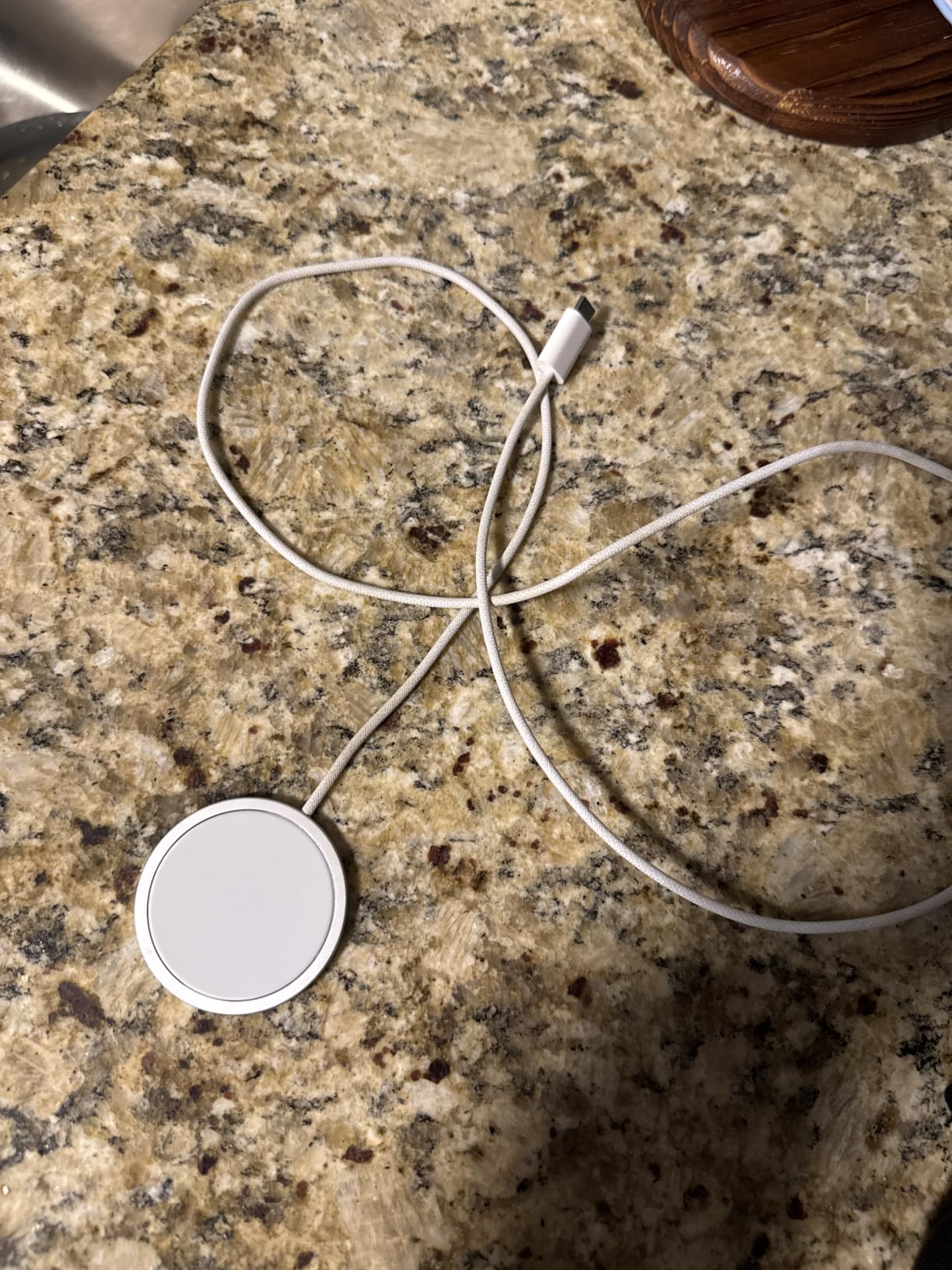 Apple MagSafe Charger (1 m): Wireless Charger with Fast-Charging Capability customer photo 1