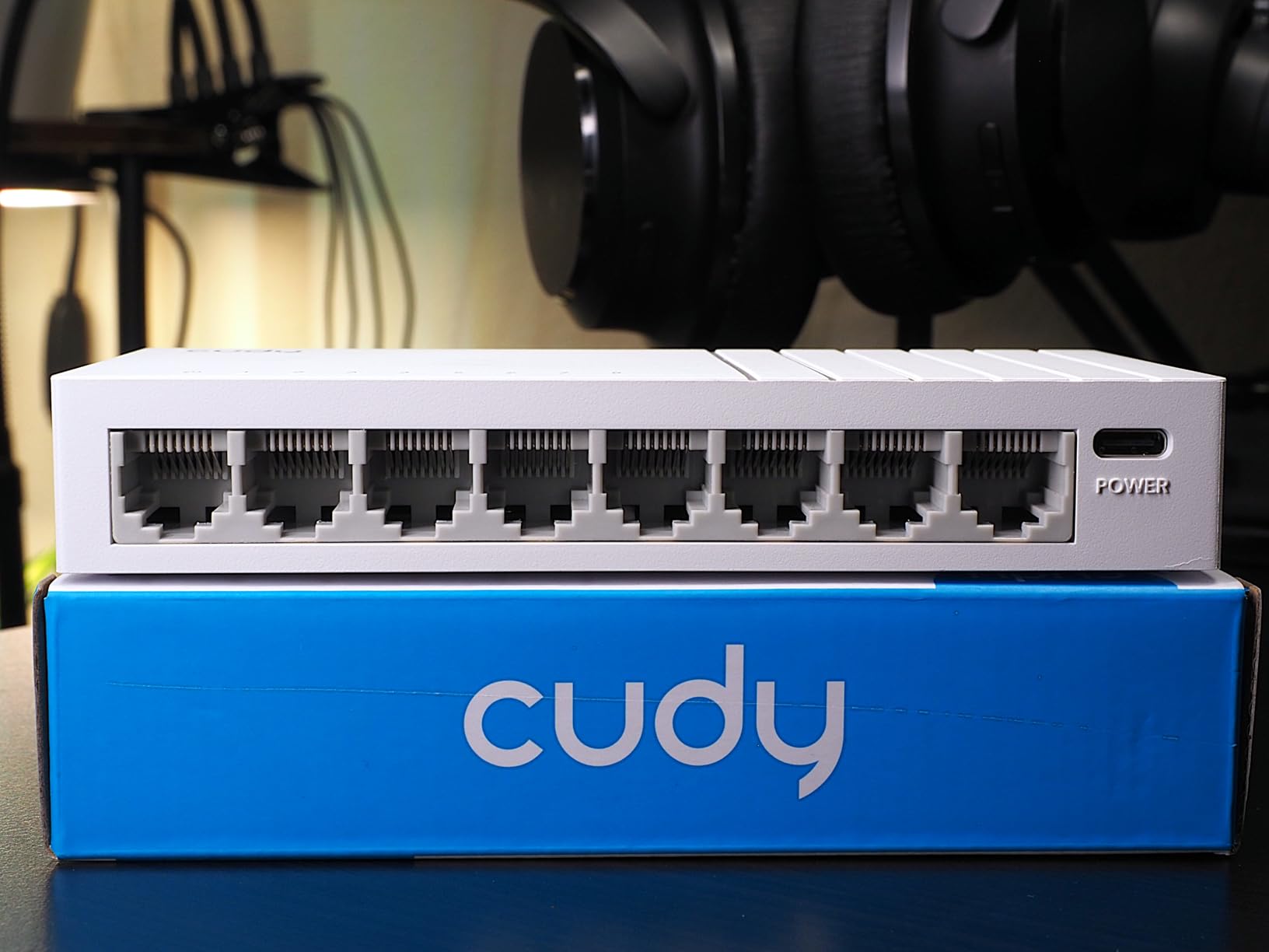 Cudy 8 Port Gigabit Unmanaged Ethernet Switch, USB-C Powered, GS108U | 8x GbE RJ45, Type-C powered via laptop/TV/power bank, 16 Gbps capacity, 170m Cat5e reach, white design, silent customer photo 1