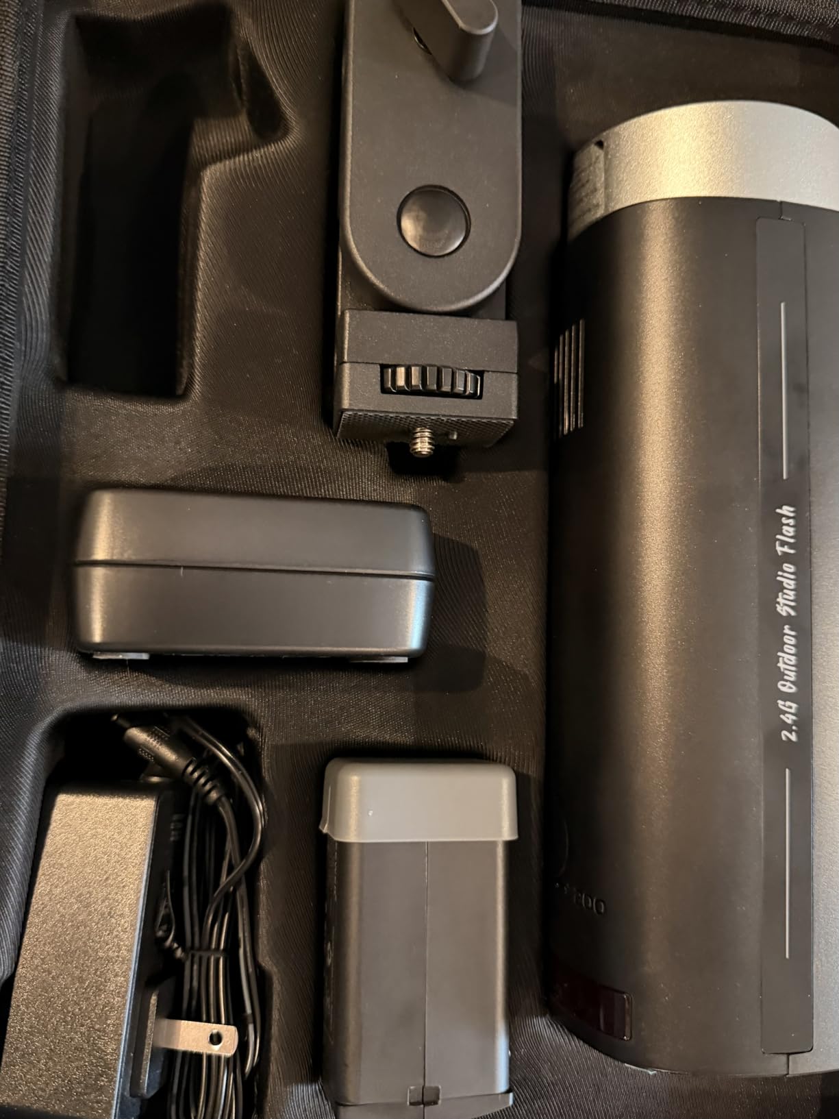 NEEWER 120Ws 2.4G TTL Outdoor Strobe Flash, Compatible with Godox, 1/8000s HSS Portable Studio Monolight with Modeling Light / 3000mAh Battery / 420 Flashes / 1.5s Recycle for Photography, Q120 customer photo 1